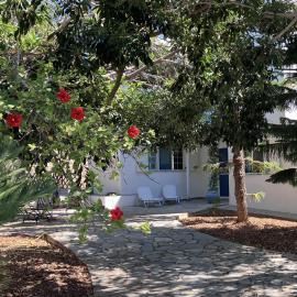 Beach House 50m from Glyfa Beach - Private Garden, hotel i Aspro Chorio Paros