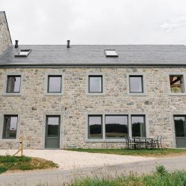 Ciney में, होटल La Ferme d'Auwez - Arbre de vie - Gîte 4 pers avec sauna et piscine partagés