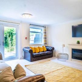 House Sleeps 5 - WiFi & Tv, hotel a Luton