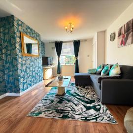 Comfy 3 Bedroom House Near CovArena & TrainStation