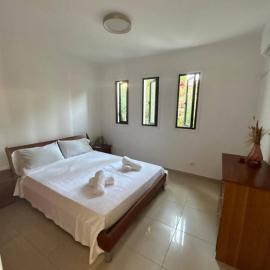 Spacious 1BDR Sea View & Pool, hotel a Voroklini