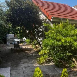 Maisonnette centre ville avec patio, hotel in Le Creusot