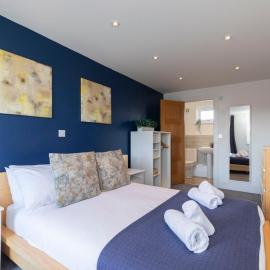 Modern & Spacious Home in Central Cheltenham, hotel in Gloucestershire