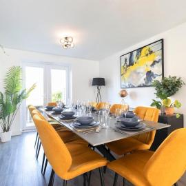 Modern 4 Bed 3 Bath Home Close to the Town Centre