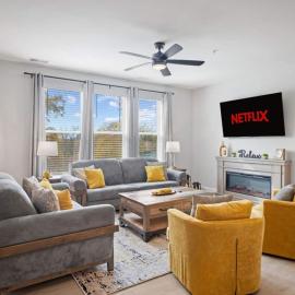 Lux Downtown Condo Rooftop Terrace EV Charger!, хотел в Уейк Форест