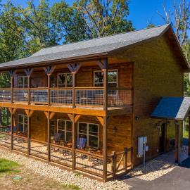 Lux Cabin Mtn Views, Flat Parking, Dog Friendly!, hotel in Gatlinburg