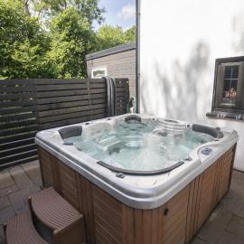 Tranquil Cottage with Hot Tub Close to Offa's Dyke, hotel v destinácii Skenfrith