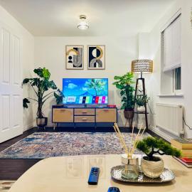 Entire 3-Bed Home, 5 mins to City Centre, Sleeps 6, 2 Free Parking, hotel in Colchester