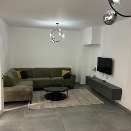 Heel Appartement 90m2 met 2 slaapkamers woonkamer Keuken badkamer privé garage, Hotel in Sint-Truiden