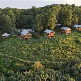 Wildflower Cabin with a private hot tub, Hotel in Bryant