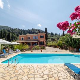 Villa Kamaritis, Private Suite pool view、Kamáraのホテル