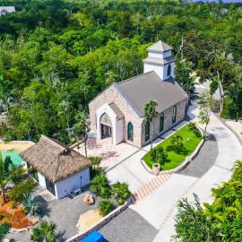 The Mastic Chapel Cottage - 2BR with Private Pool on 11 Acre North Side Estate、North Sideのホテル