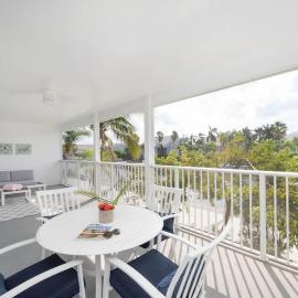 Snug Harbour View Condo #8, hotel in George Town