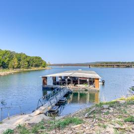 Shared Dock & Yard: Greers Ferry Lake Home!, hotel a Greers Ferry
