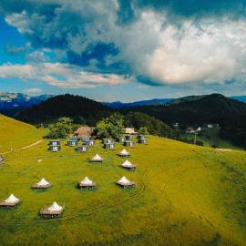 Ursa Mica Glamping Resort, ξενοδοχείο σε Sirnea