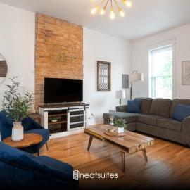 2BR Townhome - Free Parking, Minutes to Stadiums, hotel Covingtonban