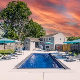 Modern Renovated Retreat with Pool in North Cape May, hotel di Town Bank