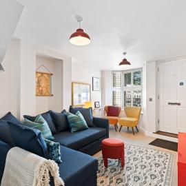 Hosted by StaySejour - 7Beds - Town House - Free Parking - outside space
