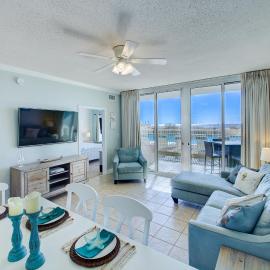Waters Edge 111 - Ground Floor - Beach Front - Steps to Pool and Sand - Free Beach Svc, hotel in Fort Walton Beach