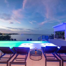 Allure #22 3BR Waterfront, hotel in Red Bay Estate