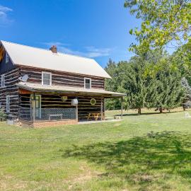 5 Mi to State Parks: Penfield Cabin w/ Fire Pit!, hotel u gradu Penfield