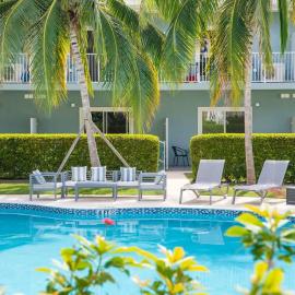 Summertime Suites #49, hotel in West Bay