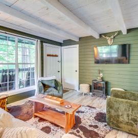 Deck & Grill: 'Cozy Cottage' in Talking Rock!, hotel in Talking Rock