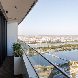 Skyline Suite - Danube-View Balcony & Pool、ウィーンのホテル