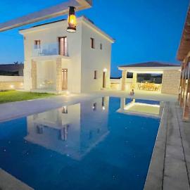 First Eco-Villa、ポリスのホテル