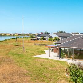 8 person holiday home in Ulfborg-By Traum, hotel in Ulfborg
