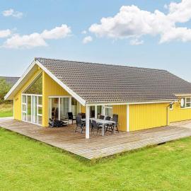 10 person holiday home in Brovst-By Traum, hotell i Brovst