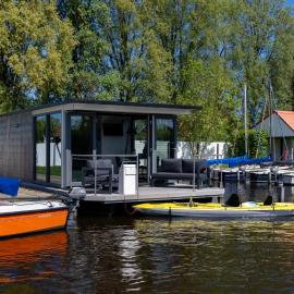 Houseboat in Heeg with Stunning Marina Views, hotel u gradu Heeg