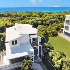 Beachside House in Sebel Resort, хотел в Туин Уотърс