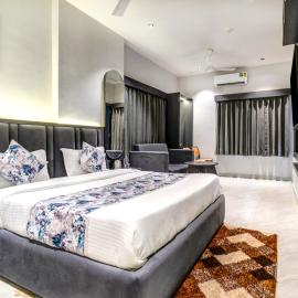 Hotel Royal Ican Sindhubhavan Road, hotel in Ahmedabad