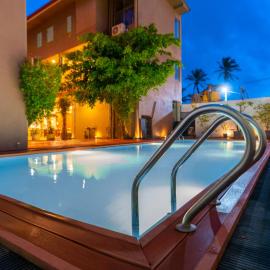 Hotel Waves Negombo