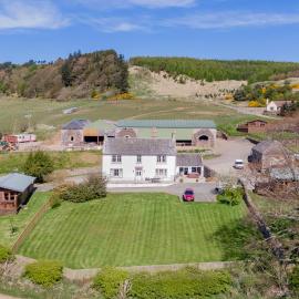 Balmeadowside Farmhouse with Hot Tub