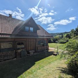 Idyllisches Holzhaus im Grünen