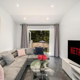 Kingsbury Flat with Garden & Parking Near Wembley, hotel in The Hyde