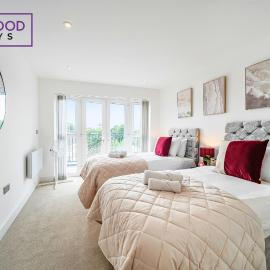 Brand New Premium Serviced Apartments, Free Parking, High-Speed WiFi By Redwood Stays