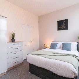 cheerful double en-suite room with free wifi, shared kitchen