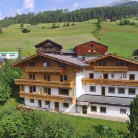 Chalet in Wald near Zillertal Arena, hotel in Königsleiten