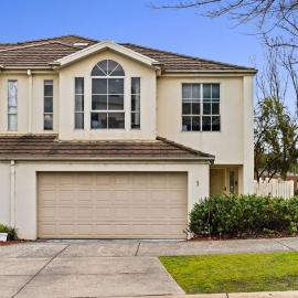 Your Cozy Home in Glen Waverley - 4BR Family Stay, hotel in Glen Waverley