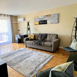 Bright 2 BR pet friendly, KING bed, WiFi,2 parking