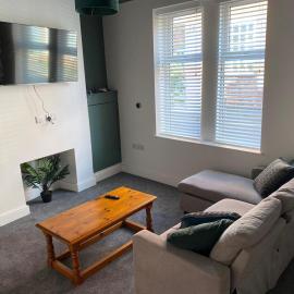 3 Double Bedroom Home-Sleeps 8 - Castle Donnington, hotel in Castle Donington