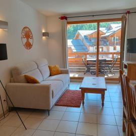 T2 Les orres 1800 pied des pistes avec piscine et sauna、レ・ゾルのホテル