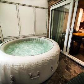 Cozy Four-Bedroom Home with Hot Tub, Garden, CONTRACTORS WELCOME - Close to Shops, Restaurants, Hospital and Park, hótel í Peterborough