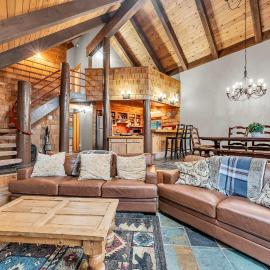 Peaceful Getaway Pet Friendly with Hot Tub and Grill