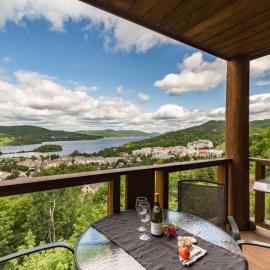 Lake view, AC, pool, hot tub, BBQ, Parking, hotel i Mont-Tremblant