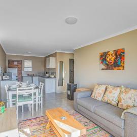 Airville Luxury Apartments, 7min Drive to Cresta Mall, hotel in Johannesburg