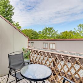 Modern Mountain Escape in Poconos: Walk to Slopes!